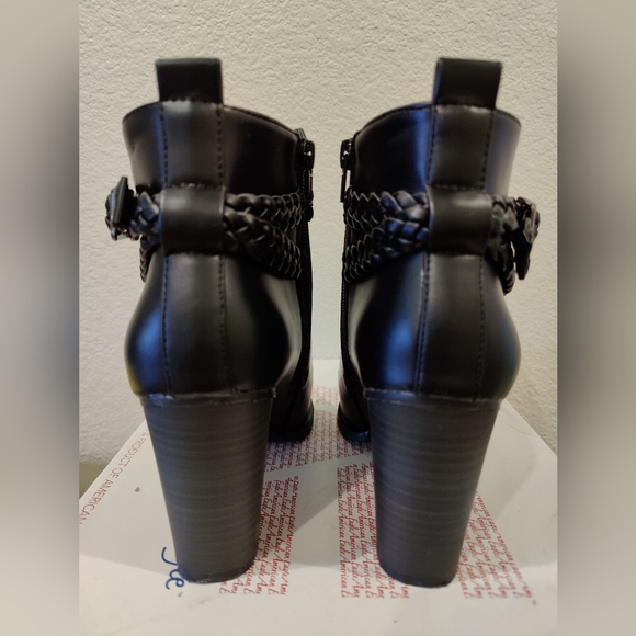 American Eagle AE Black leather heel boots - Picture 4 of 5